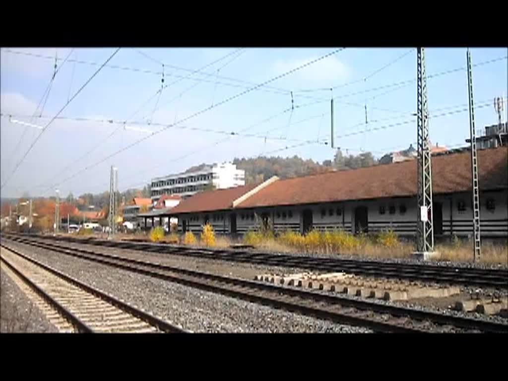 152 116 durchfhrt am 28.Oktober 2011 mit einem gemischten Gterzug den Bahnhof Kronach Richtung Saalfeld(S).