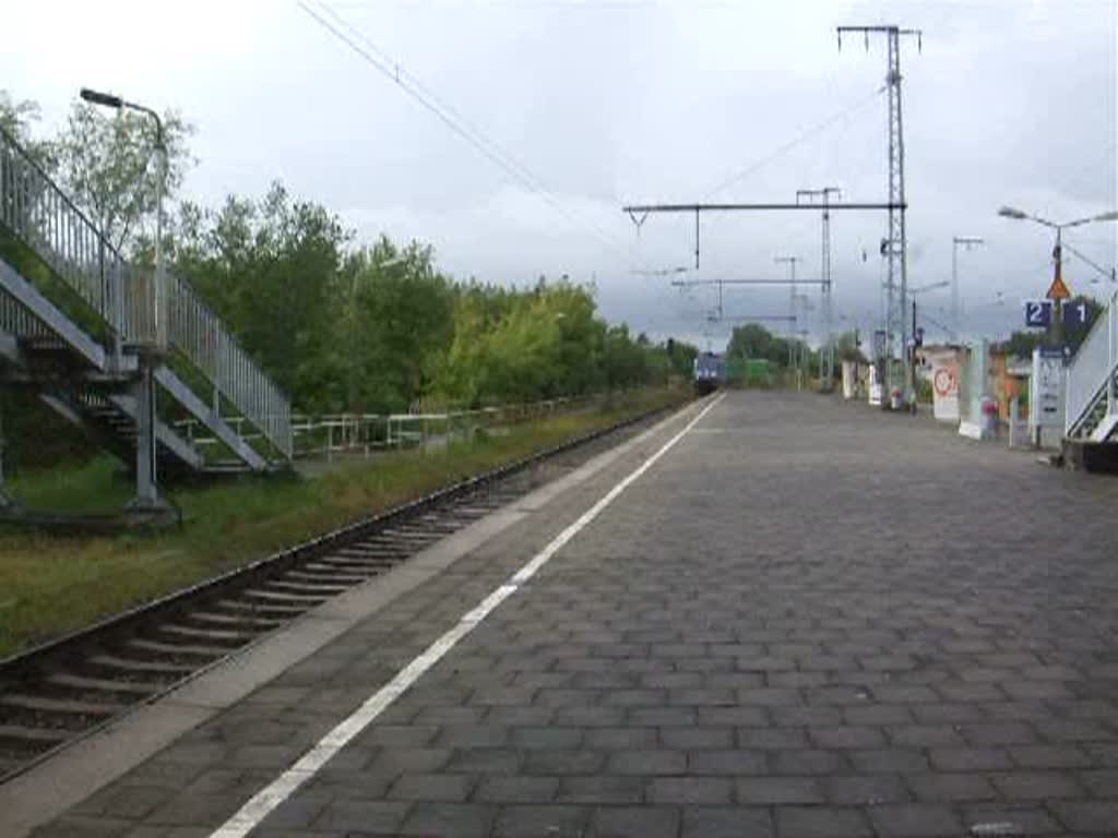 152 135-0 mit KLV-ZUG50233 von Hamburg-Billwerder Richtung 
Rostock-Seehafen bei der Durchfahrt im Haltepunkt Rostock-Kassebohm.
(05.09.09)