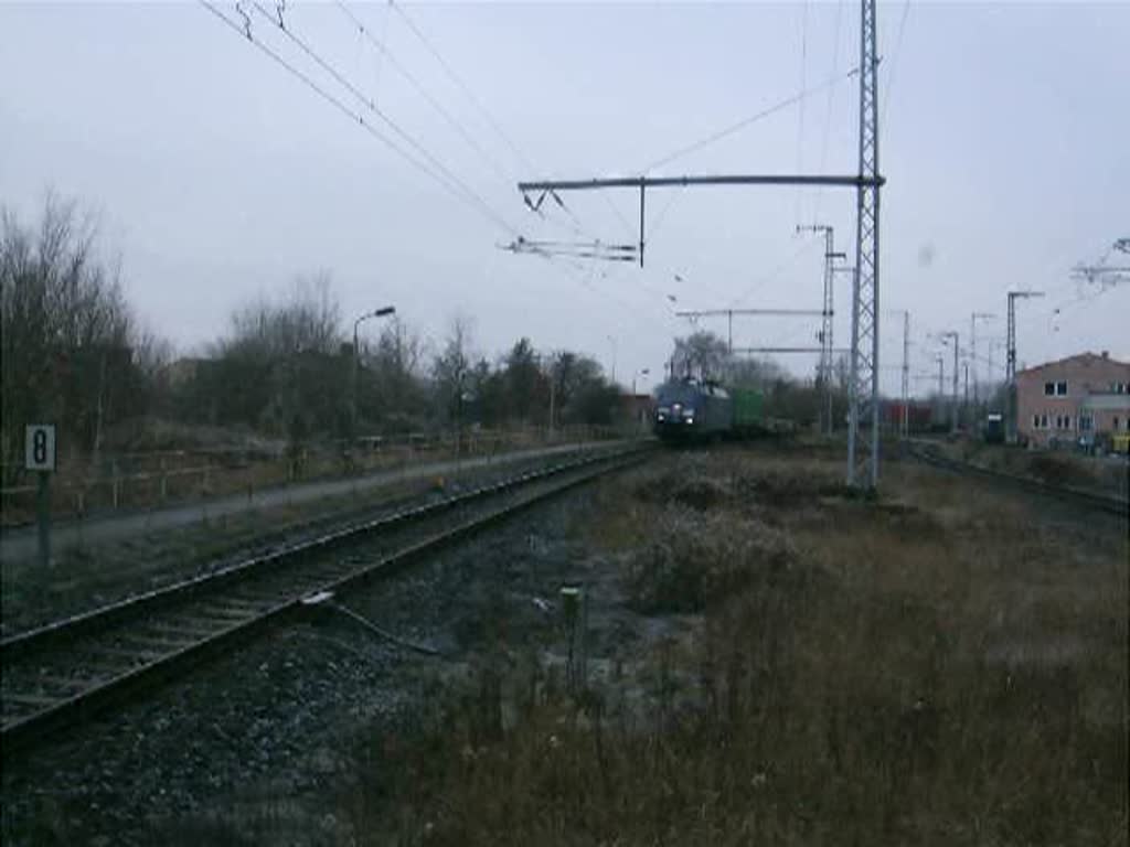 152 136-8 mit KLV-ZUG50233 von Hamburg-Billwerder Richtung Rostock-Seehafen bei der Durchfahrt im Haltepunkt Rostock-Kassebohm.30.12.09 
 