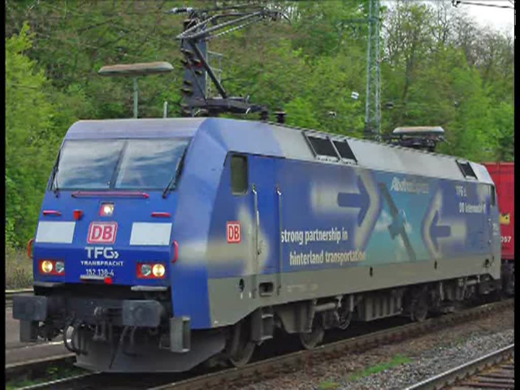 152 138-4, der Albatros mit Containerzug in Fahrtrichtung Norden durch Eichenberg. Irgendjemand fand es lustig  Dreckspatz  in seine Schmutzschicht an der Seite zu schreiben... Aufgenommen am 08.05.2010.