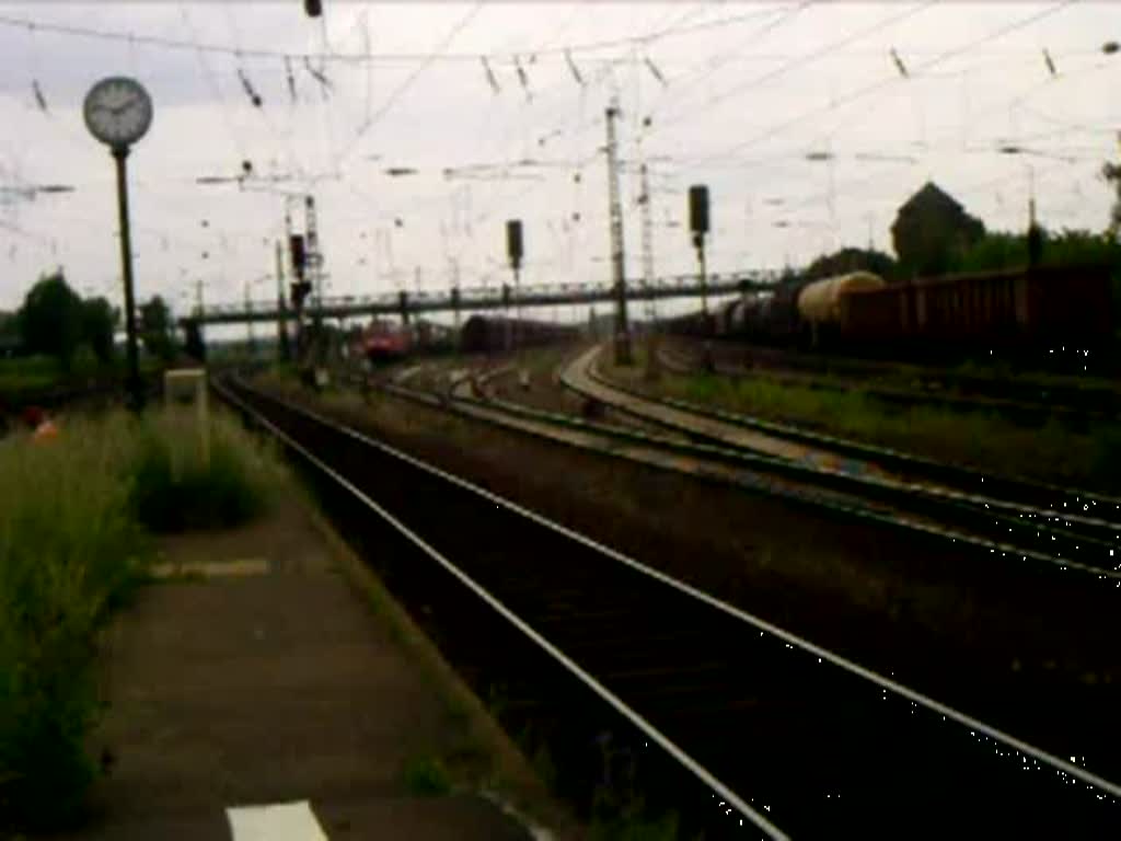 152 143-4 fhrt mit ihrem KLV-Gterzug aus Mainz-Bischofsheim Gbf in Richtung Norden aus.