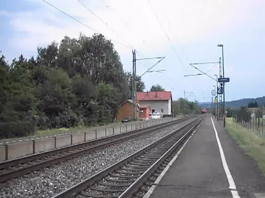 152 156 durchfhrt am 04.Juni 2011 mit einem Containerzug den Bahnhof Gundelsdorf Richtung Saalfeld(S). Danke fr´s leichte Makro.