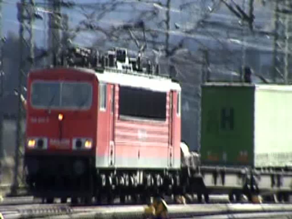 155 017-7 zieht einen Hangartner-Zug aus dem Rbf Saalfeld in Richtung Naumburg ber die Saalbahn. (06.11.2009)