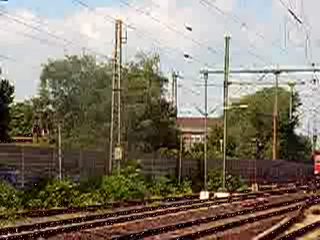 155 098-7 mit einem gemischten Gterzug bei der Durchfahrt des S-Bahnhofes Hannover Linden/Fischerhof am 23.05.2009.