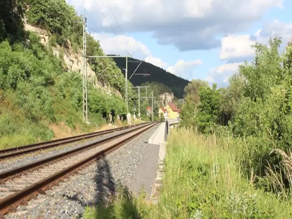 155 110-0 (WFL) fuhr am 17.06.17 den Piko-Sonderzug von Berlin nach Pressig Rothenkirchen. Wegen Bauarbeiten mussten die Reisenden mit Bussen nach Sonneberg ins Piko Werk gebracht werden. Hier ist der Zug bei der Rückfahrt in Remschütz zu sehen.