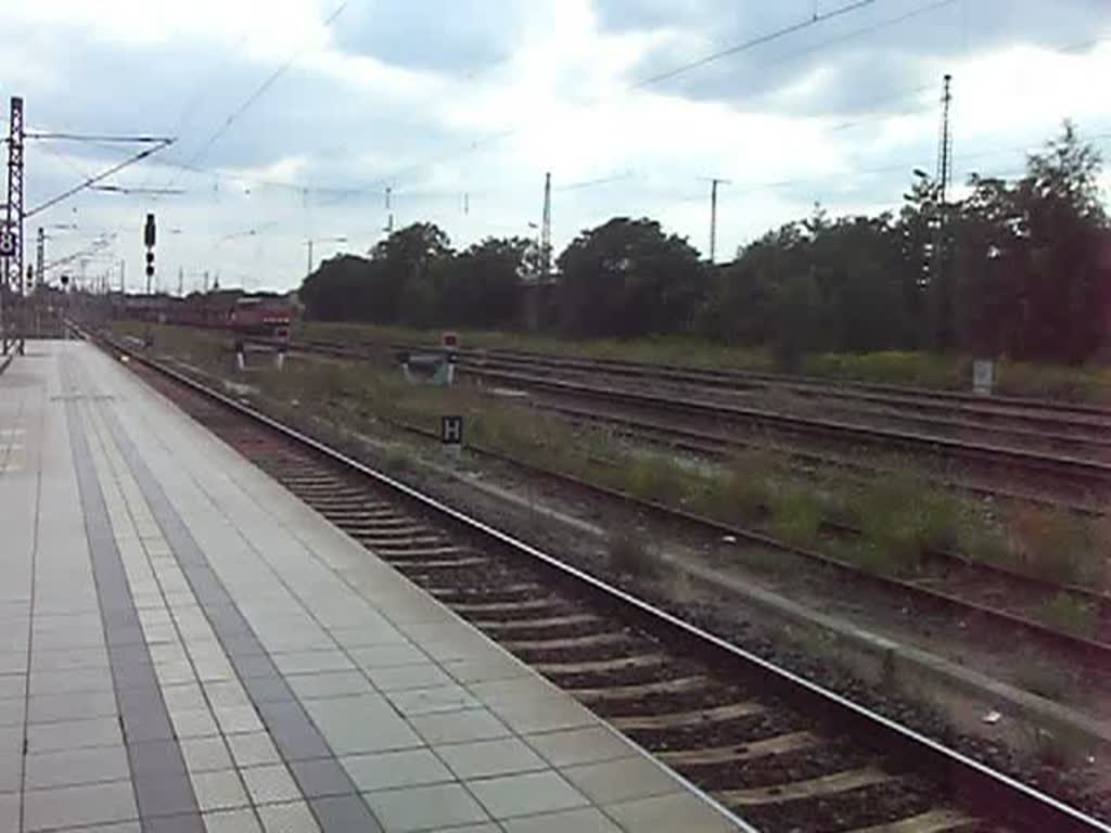 155 179 zieht am 03.08.09 einen leeren Autotransportwagenzug am Magdeburger Hbf vorbei.