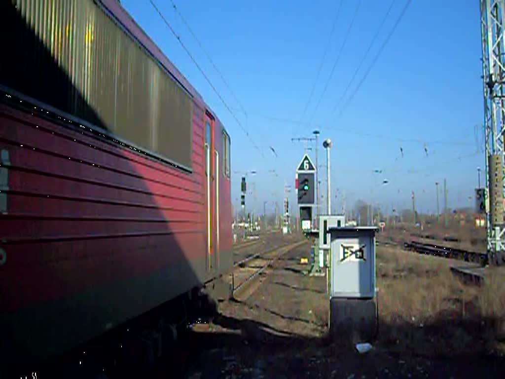 155 189 mit einem Kalizug in Richtung Magdeburg.