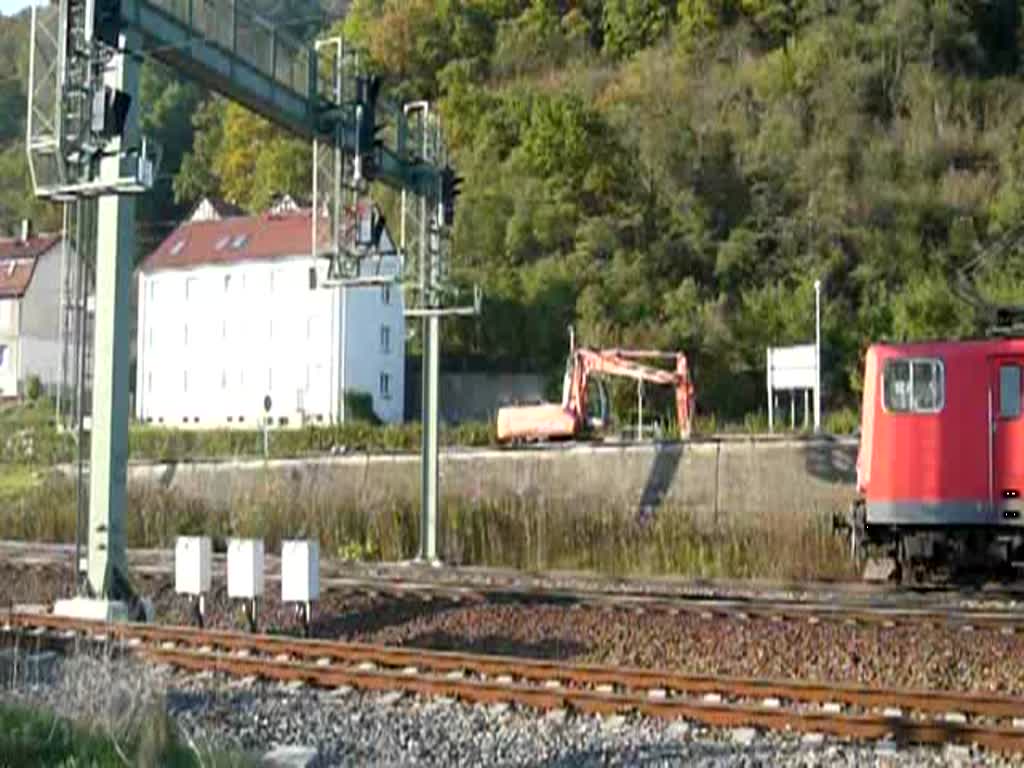 155 241-3 darf nun, nachdem sich die Schranken des Bahnbergangs am Bahnhof Orlamnde geschlossen haben, mit ihrem Kesselzug die Fahrt in Richtung Saalfeld (Saale) fortsetzen. (20.10.2009)