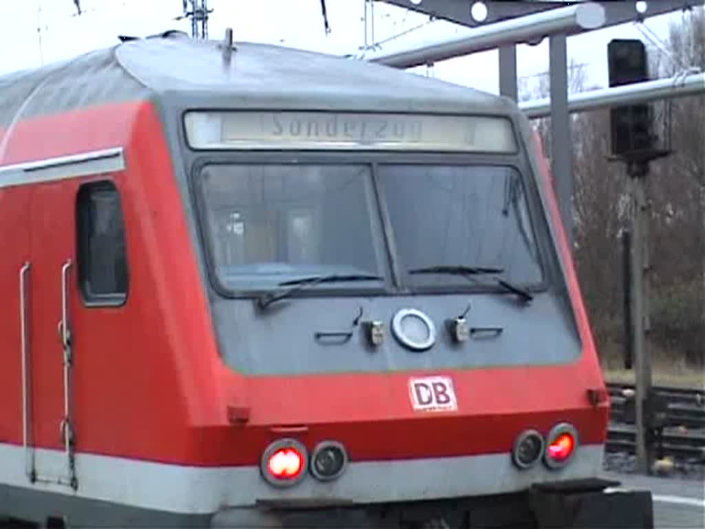 182 001 besuchte am 14.12.2009 die Hansestadt Rostock als sie einen Fuballsonderzug nach Cottbus brachte. Am Haken hingen Halberstdter-, ex-IR-Wagen und der Wittenberger Steuerwagen. Mit einem Tonleiterkonzert geht's los :)
Rostock Hbf, 14.12.09