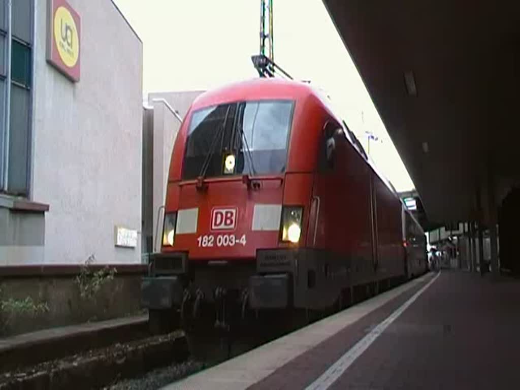 182 003 mit dem 2022 bei der Abfahrt in Duisburg Hbf