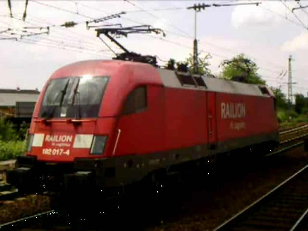 182 017-4 senkt den vorderen Stromabnehmer nach dem Richtungswechsel und wird dabei von 155 243-9 mit ihrem KLV-Gterzug in Mainz-Bischofsheim berholt.  20.05.08
