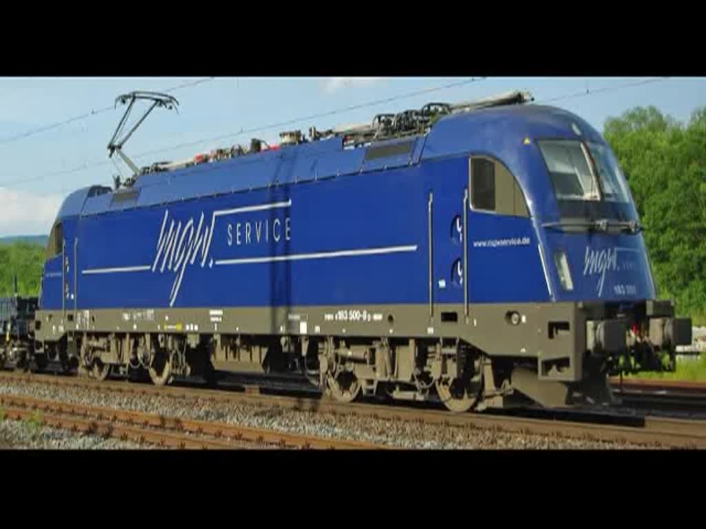 183 500-8 mit Flachwagenzug in Richtung Sden durch Eschwege West. Aufgenommen am 14.06.2010.