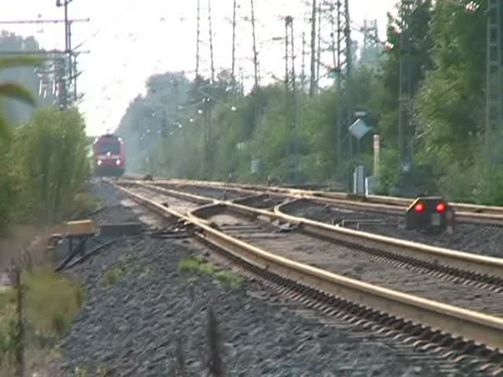 185 022-1 (ohne Waggons) auf der Europabahn. Die Sicht auf die Strecke ist unbeschreiblich. Man kann die Loks schon von ganz weitem herannahen sehen. Gefilmt am 30. Juli 2008 um ca. 19 Uhr. (1:05 Minuten)