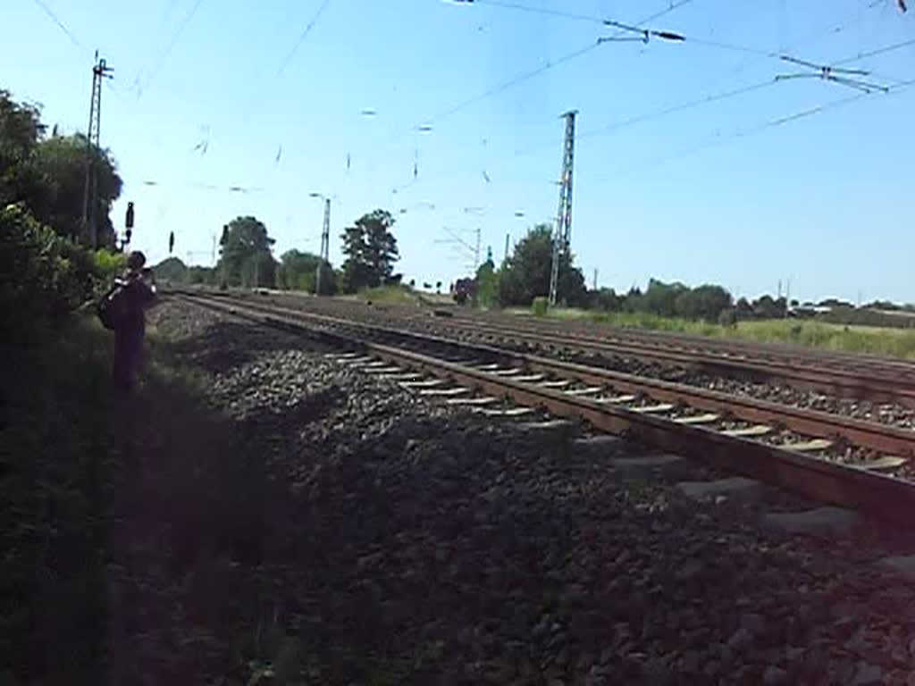 185 069 zieht einen Gterzug aus Richtung Cottbus kommend durch Priestewitz Richtung Dresden.