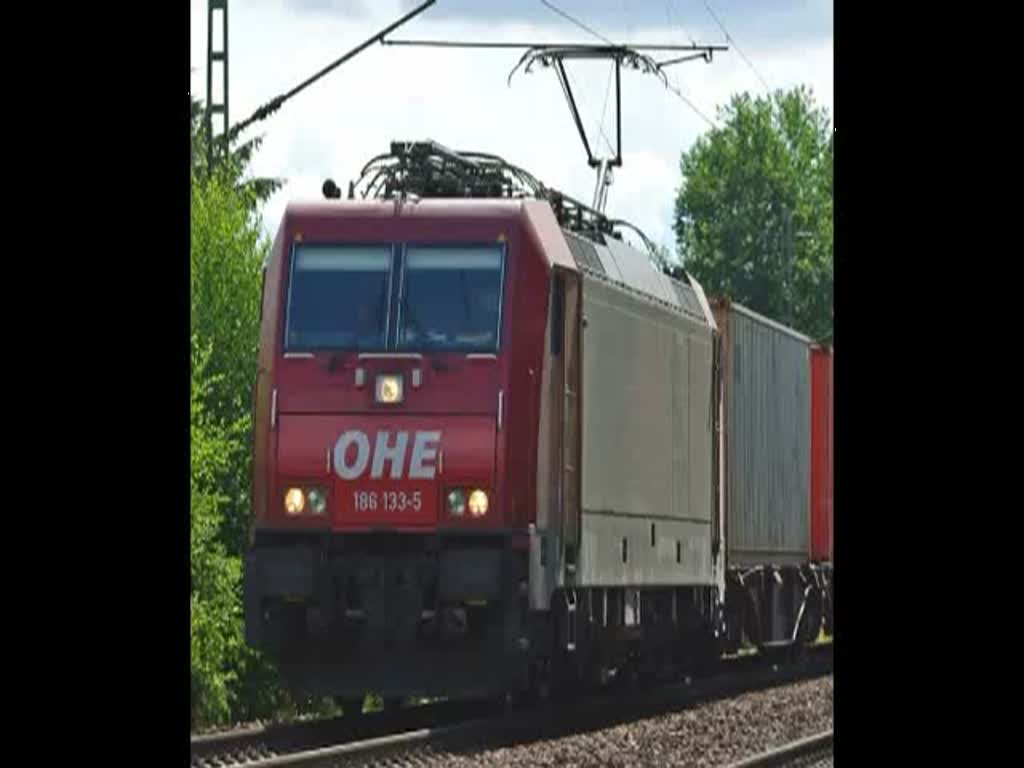 185 133-5 rauschte mit ihrem Containerzug am 06.07.2010 in Richtung Norden durch Radbruch.