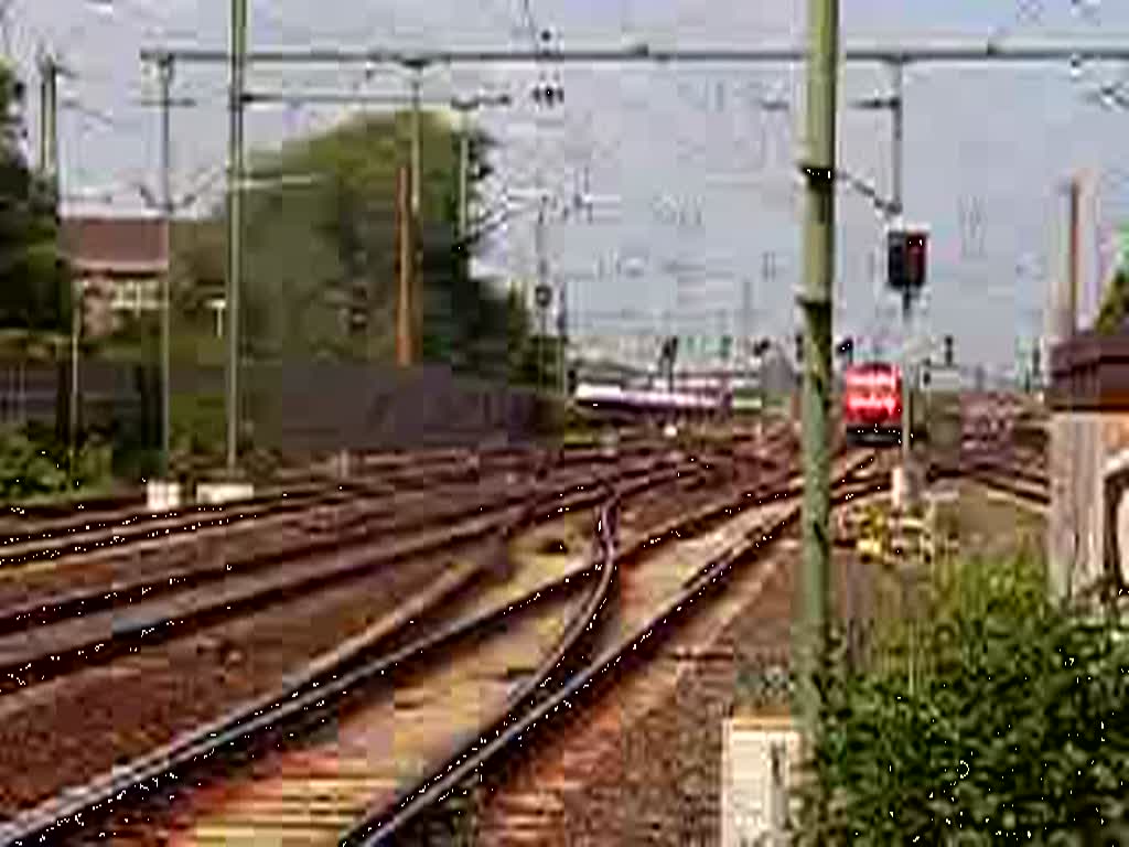 185 160 mit einem fast Ganzzug Kesselwagen.(1 Regio Wagen+2 geschlossene Gterwagen).Bei der Durchfahrt des S-Bahnhofes Hannover Linden/Fischerhof auf Gleis 3 am 23.05.2009