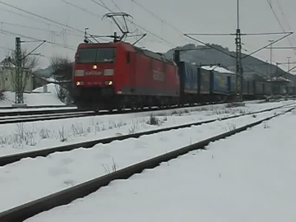 185 169-0 zieht einen mit Wechselbrcken und LKW Aufliegern der Spedition LKW Walter beladenen Zug aus den Bahnhof Pressig-Rothenkirchen. Am Ende des Zuges schiebt 151 114-6 ber die Frankenwaldrampe nach. Die Aufnahme entstand am 15. Februar 2009.
