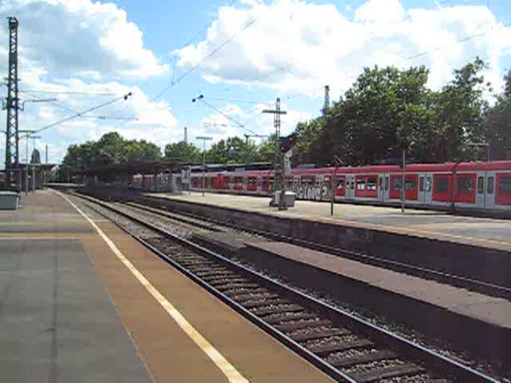 185 197-1 zieht einen ziemlich langen Kohlewagen Gterzug der PKP durch Stuttgart Untertrkheim. 18. August 2008.