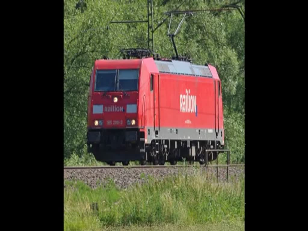 185 208-6 als Tfzf in Richtung Norden bei Unterhaun. Aufgenommen am 08.07.2010.