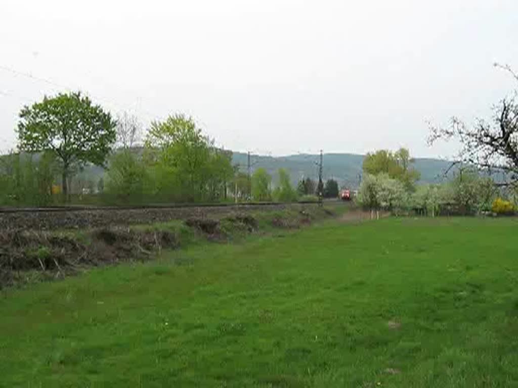 185 224-3 berfhrt die 486 502-8 der bls Cargo zum Empfnger in die Schweiz. Augenommen bei Friedlos am 16.04.2009.