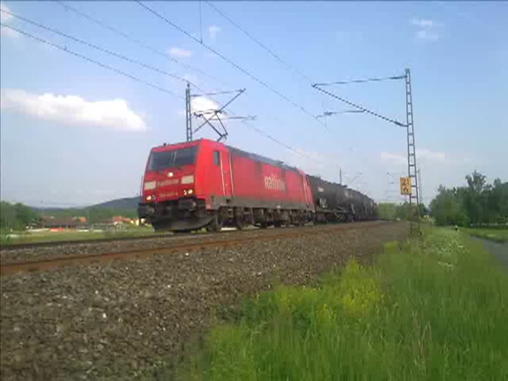...185 228-4 mit einem Kesselwagenzug in richtung Saalfeld. Beide fuhren in Halach(b. Kronach).