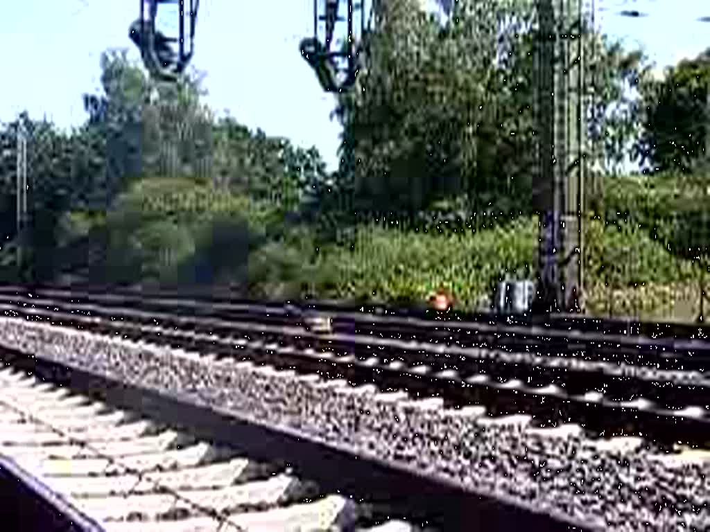 185 243-3 mit einem gemischten Gterzug,fuhr am 19.08.2009 in Richtung Wunstorf.Gefilmt kurz vor dem S-Bahnhof Dedensen/Gmmer.