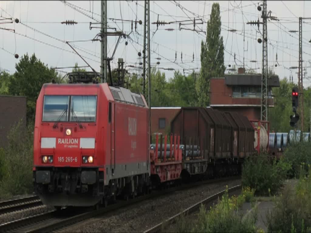185 265 am 15. August 2011 fährt mit kurzem Güterzug durch Witten in Richtung Viadukt.