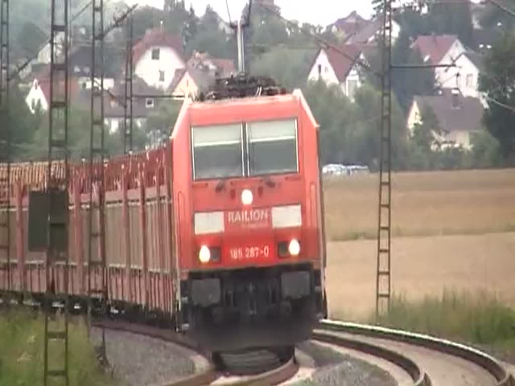 185 287-0 lsst auf ihren Weg in Richtung Bebra whrend der Fahrt den Pantho runter... Keine Ahnung, was das soll... Aufgenommen am 31.06.2010 zwischen Mecklar und Friedlos.