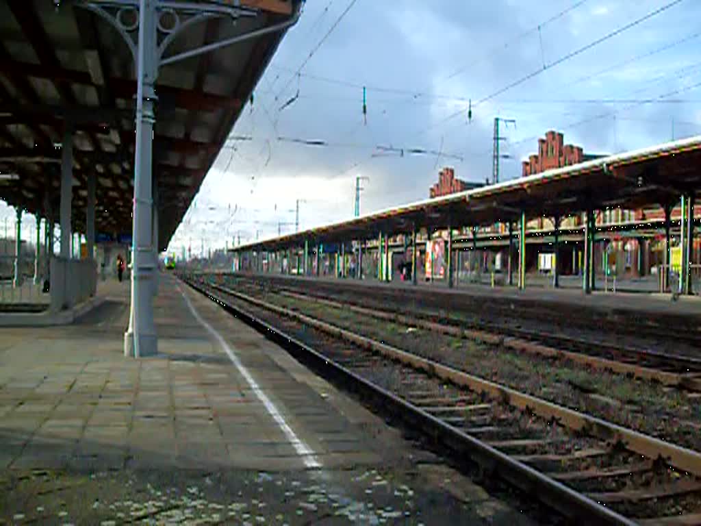 185 343 mit einem Containerzug nach Magdeburg.

