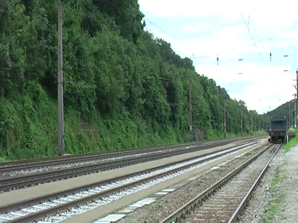 185 343 mit einem KLV Richtung Deutschland am 14.07.2012 bei der Durchfahrt in Wernstein am Inn. Zu beachten bei diesem KLV ist der letzte Auflieger.