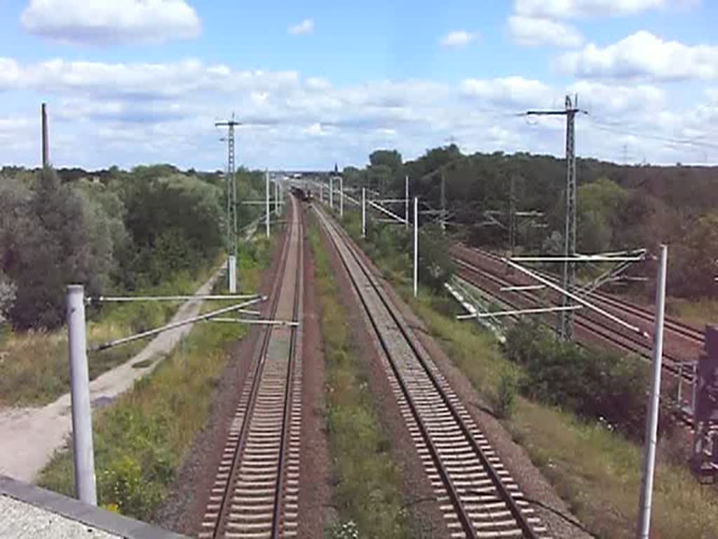 185 379 zieht am 28.07.09 einen Gterzug durch Holzweissig Richtung Leipzig.