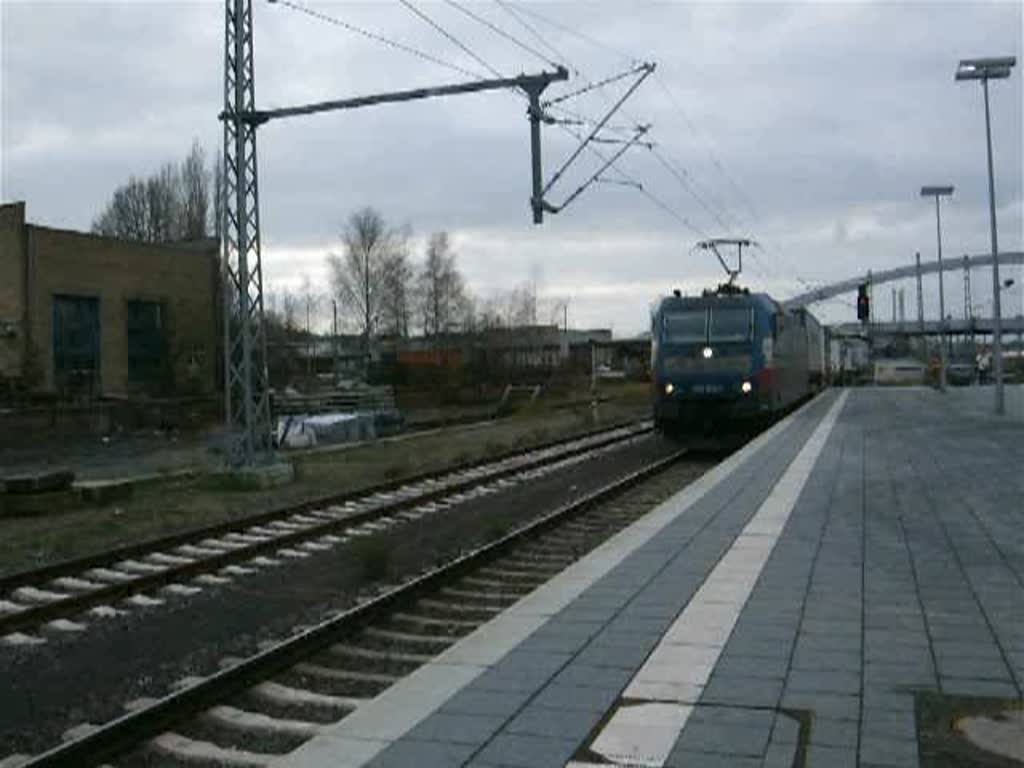 185 512-1 bei der Durchfahrt im Bahnhof Lbeck(12.12.09)