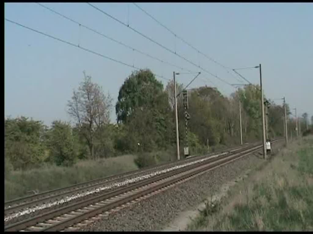 185 519-6 und 185 530-3 der Verkehrsbetriebe Peine Salzgitter mit 44 Wagen Erzzug Richtung Hamburg kurz vor berquerung des Mittellandkanals bei Peine