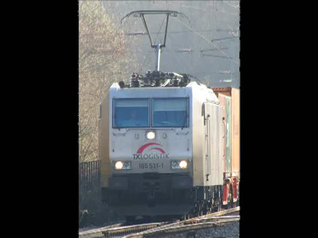 185 531-1 muss mit ihrem Containerzug in Eichenberg einen Signalhalt einlegen. Aufgenommen am 07.04.2010.