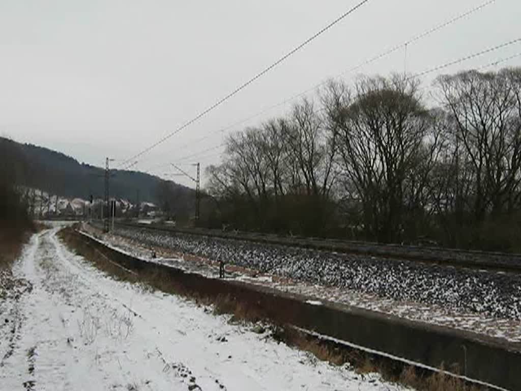 185 539-4 und die mitgeschleppte 182 529 fahren fr TXLogistik von Bremen in Richtung Sden. Hier kurz hinter Mecklar. Aufgenoommen am 20.12.2009. Gru an den Tf! ;)