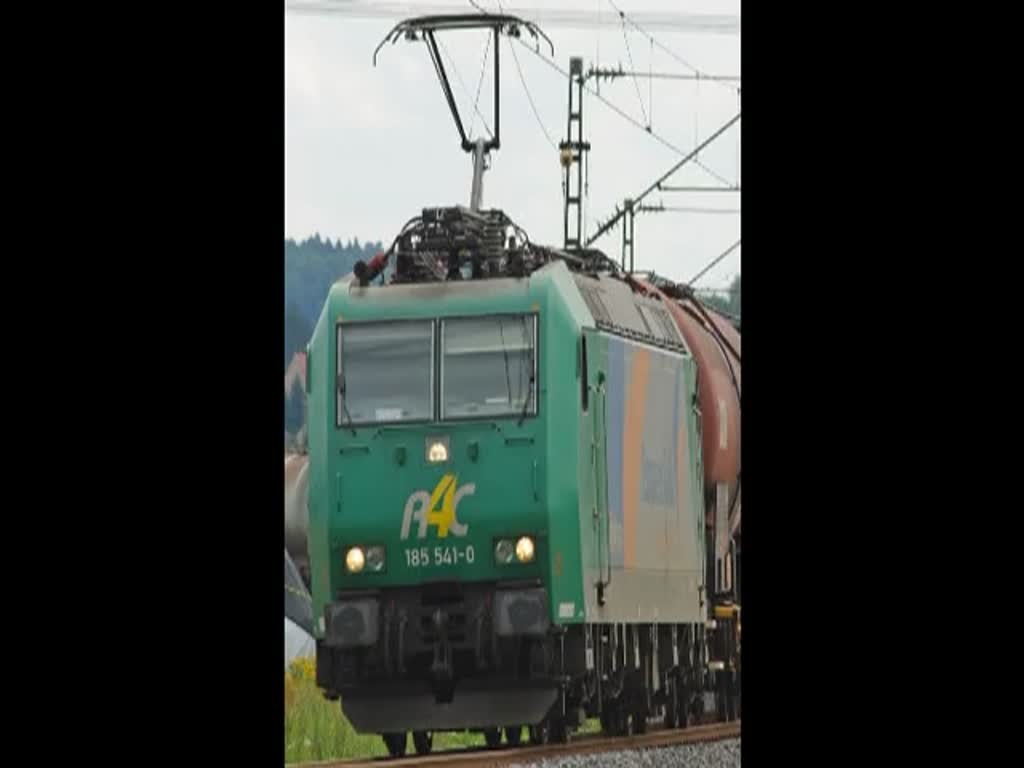 185 541-0 und 185 532-9 am Zugschluss (lief jedoch nur als Wagenlok) mit Kesselwagenzug in Fahrtrichtung Norden zwischen Mecklar und Friedlos. Aufgenommen am 31.07.2010.