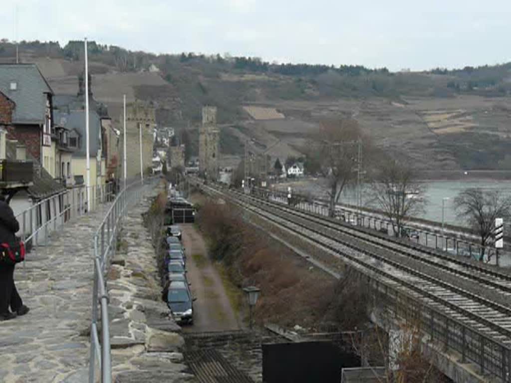 185 546-9 fhrt mit einem Gterzug in Oberwesel an mir vorbei. 19.03.10