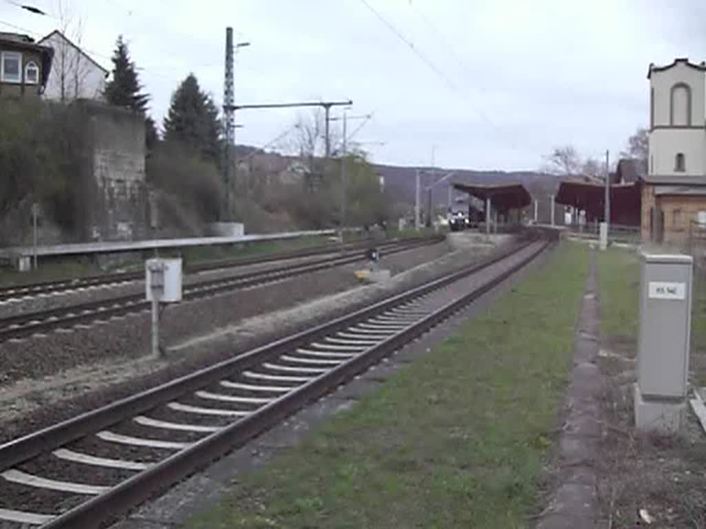 185 567 der CFL Cargo zieht am 10.04.10 einen Kokszug durch Bad Ksen Richtung Weimar.