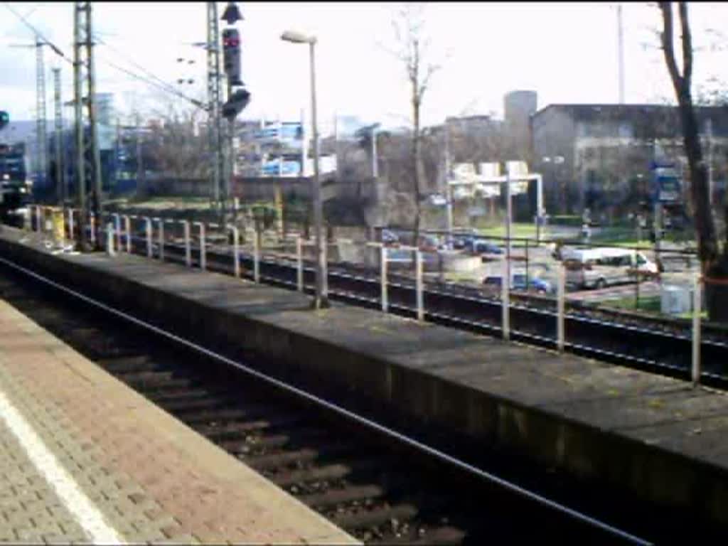 185 574  RTS RailTraction  fhrt mit ihrem Gterzug auf Gleis 1 duch Basel Bad Bf in Richtung Norden. Kurze Zeit spter verlsst 401 086 (ICE1) den Bahnhof auf Gleis 2 in Richtung Schweiz. 18.03.08
*Inklusive Abfahrtsansage*