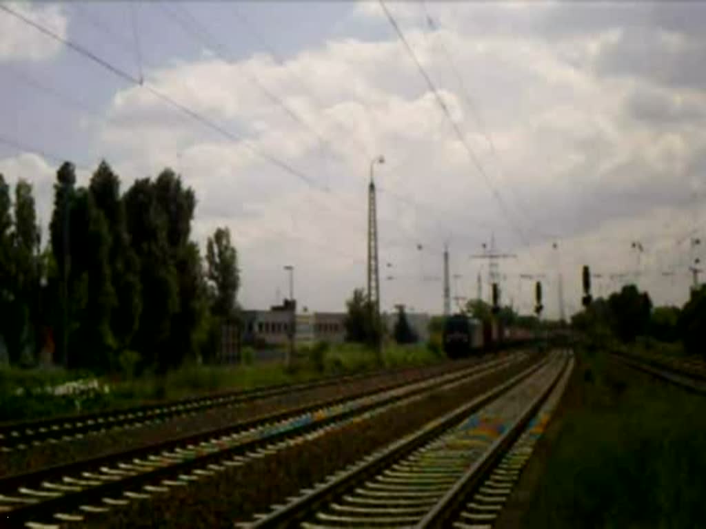185 576 von MRCE (Mitsui Rail) fhrt mit Crossrail Zug durch Mainz-Mombach am 23.05.08