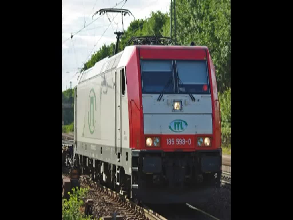 185 598-0 zieht ihren Containerzug nach einem kurzem berhol-Halt aus dem dafr vorgesehenen Gleis in Radbruch. Aufgenommen am 06.07.2010.