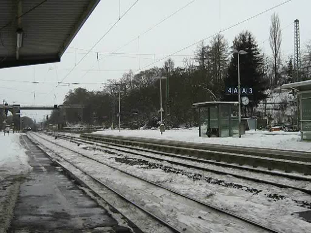 185 672-3 mit Containerzug in Fahrtrichtung Norden am 17.01.2010 durch Eichenberg.