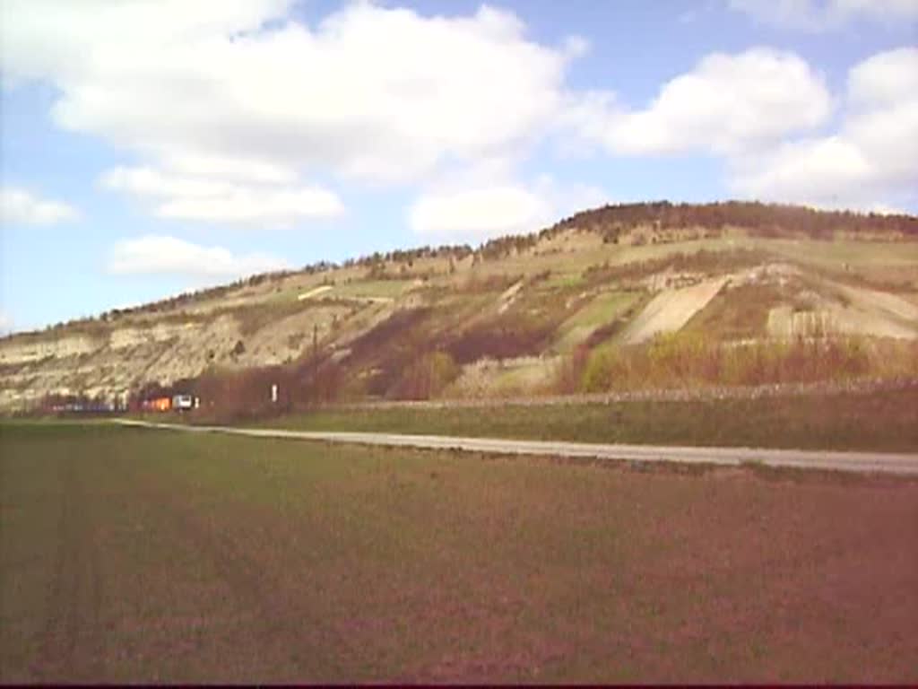 185 672 zieht bei Thngersheim einen Containerzug. 10.04.10