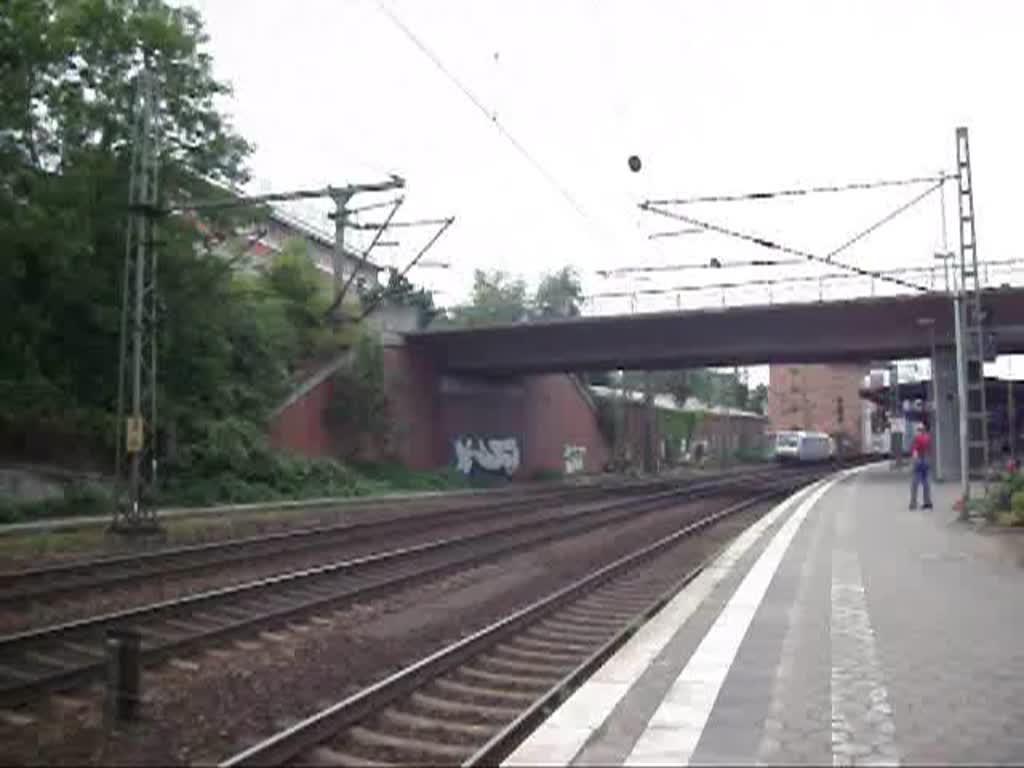185 678-0 von Railpool durchfuhr am 1.8.10 mit einem Containerzug Hamburg-Harburg in Richtung Maschen.