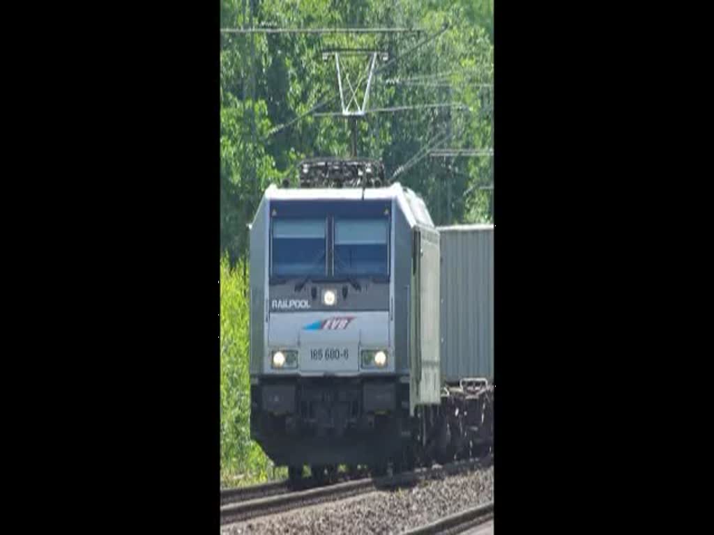 185 680-6 zieht ihren Containerzug in Richtung Norden. Aufgenommen am 06.07.2010 in Radbruch.