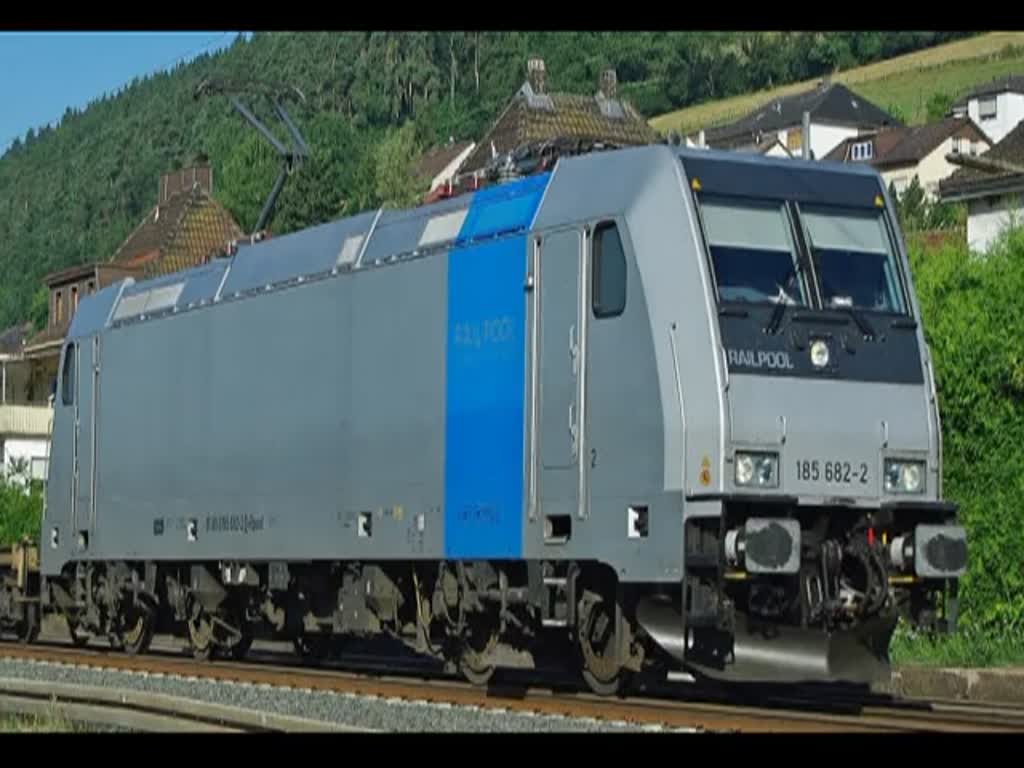 185 682-2 mit Containerzug in Fahrtrichtung Norden bei Ludwigsau-Friedlos. Aufgenommen am 08.07.2010.