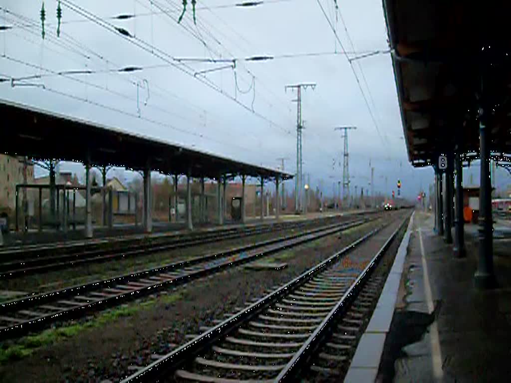 185 mit einem Containerzug in Richtung Magdeburg.