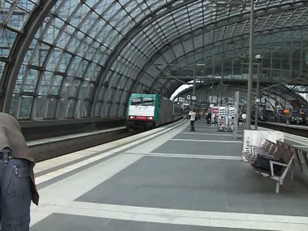186 135 zieht am 11.07.09 den EC 46 aus dem Hbf Berlin Richtung Ostbahnhof.
