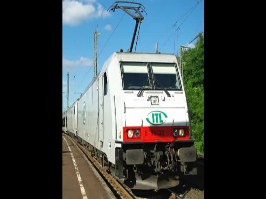 186 138 mit leeren Autotransportwagen und der 285 104-6 als Wagenlok muss in Eichenberg einen Signalhalt einlegen. Aufgenommen am 13.06.2010.
