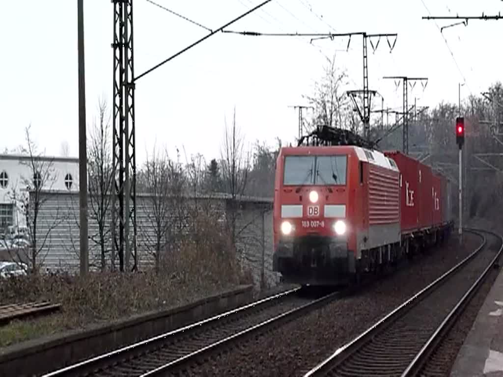 189 007 bei der Durchfahrt mit ihrem Containerzug in Dresden Cotta .
25.03.11